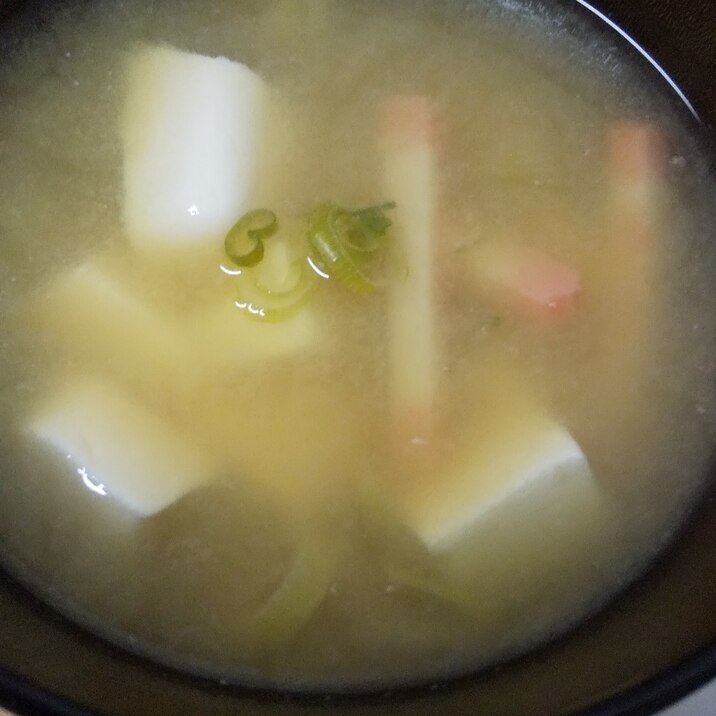 豆腐と蒲鉾と葱のお味噌汁